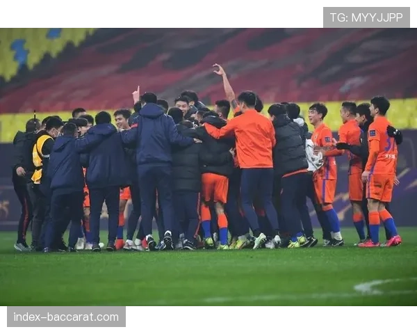 特写：终场哨响，勒沃库森主帅与教练组围拢查看手机积分榜